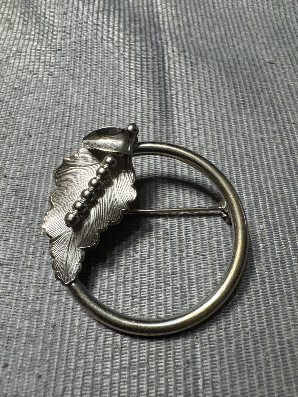 Vintage Source Unknown Silver-tone Leaf Circle Brooch
